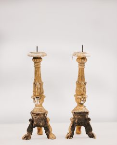 Opera 00957615 – Coppia di candelieri in legno intagliato a foglia d'oro